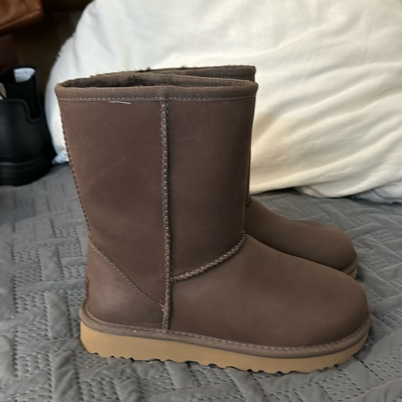 Uggs brown excellent condition. - Picture 1 of 6